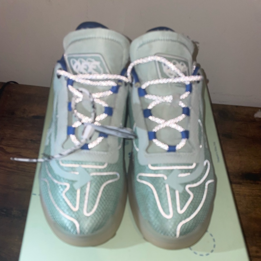 Off-White Men Sneaker. Size US 10.5